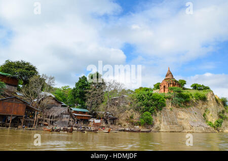 Village traditionnel sur le fleuve dans la région de Mandalay, Myanmar Banque D'Images