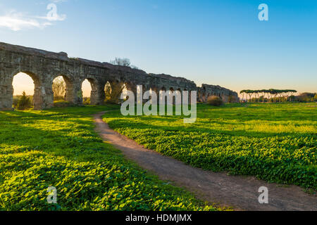 Rome (Italie), le Parco degli Acquedotti au coucher du soleil Banque D'Images