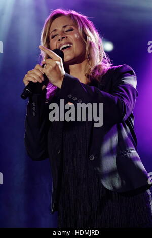 Lara Fabian joue sur la scène à la place Emilie-Gamelin au centre-ville de Montréal pour la Diva Den gratuitement spectacle en plein air qui a eu lieu au cours de la semaine de la fierté de Montréal. Montréal Banque D'Images