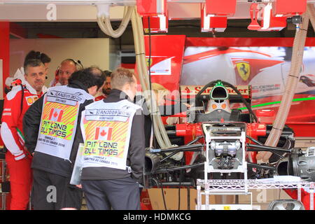 L'inspection Scrutinners Kimi Raikkonen (FIN) Scuderia Ferrari voiture au Grand Prix du Canada Banque D'Images