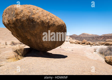 L'équilibre entre les roches de la montagne d'Erongo, Namibie Banque D'Images