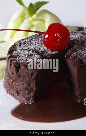 Délicieux gâteau au chocolat fondant avec cherry libre sur une assiette. La verticale Banque D'Images