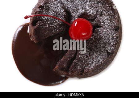 Délicieux gâteau au chocolat fondant avec cherry libre isolé sur fond blanc. Vue du dessus horizontale Banque D'Images
