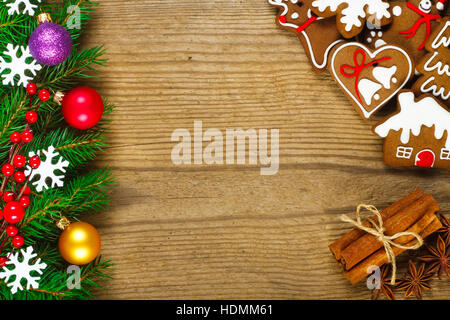 Composition de Noël - d'épices, d'anis et de la cannelle sur table en bois Banque D'Images
