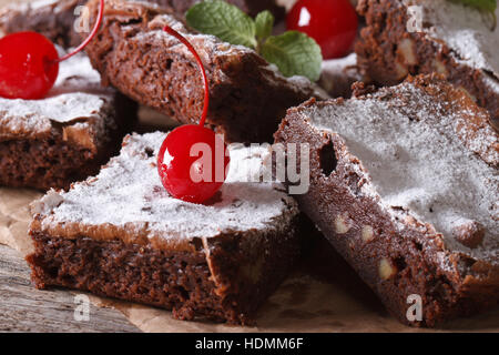 Brownies au chocolat avec noix et de cerises sur la table macro horizontale. Banque D'Images