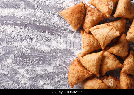 Pâte samosa indien sur une table farinée horizontale vue du dessus. Banque D'Images