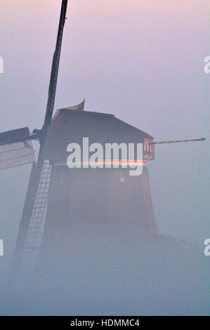 Un beau moulin en paysage aux Pays-Bas Banque D'Images