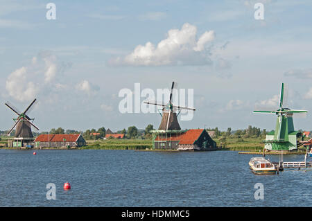 Un beau moulin en paysage aux Pays-Bas Banque D'Images