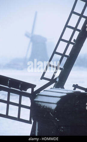 Un beau moulin en paysage aux Pays-Bas Banque D'Images