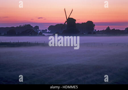 Un beau moulin en paysage aux Pays-Bas Banque D'Images