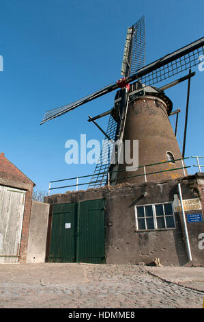 Un beau moulin en paysage aux Pays-Bas Banque D'Images