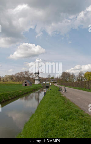 Un beau moulin en paysage aux Pays-Bas Banque D'Images