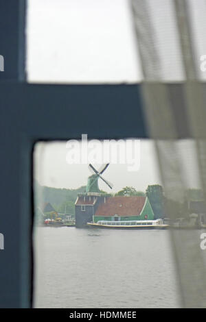 Un beau moulin en paysage aux Pays-Bas Banque D'Images