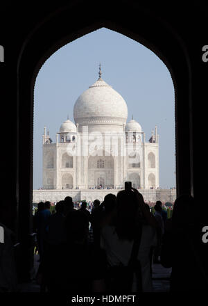 Le Mausolée du Taj Mahal,vue par grille d'entrée, l'Uttar Pradesh, Inde Banque D'Images