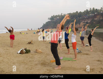 Le yoga de plage de Varkala avant le lever du soleil, Kerala, Inde Banque D'Images