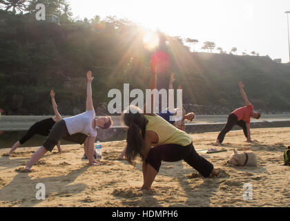 Yoga au lever du soleil, plage de Varkala, Kerala, Inde Banque D'Images