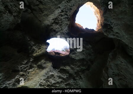 Des trous dans une des grottes près de Praia do Benagil dans l'Algarve, au Portugal. Banque D'Images