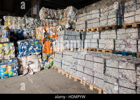 Les déchets triés et mis en balles, plastique, aluminium, papier, recyclage Banque D'Images