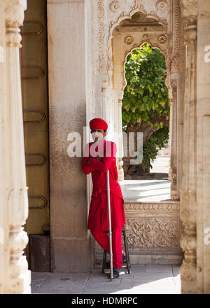 Habillé traditionnellement garde au City Palace, Jaipur, Rajasthan, Inde. Banque D'Images