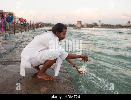 Lave-pèlerin petite sculpture de Shiva dans le Gange, Haridwar, India. Banque D'Images