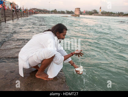 Lave-pèlerin petite sculpture de Shiva dans le Gange, Haridwar, India. Banque D'Images