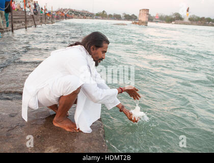 Lave-pèlerin petite sculpture de Shiva dans le Gange, Haridwar, India. Banque D'Images