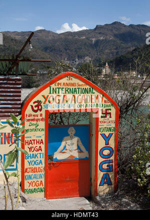 Entrée de l'Académie Internationale de Yoga sur le Gange à Rishikesh, Inde Banque D'Images