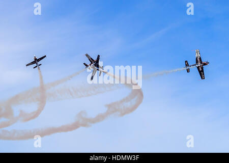 L'équipe de voltige des lames d'effectuer leurs manœuvres d'affichage à l'Airshow de Southport Banque D'Images