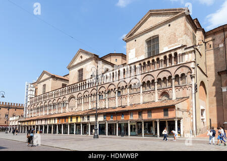 Loggia dei Merciai et Ferrare Hôtel de Ville, à la Piazza Trento. L'Italie. Banque D'Images