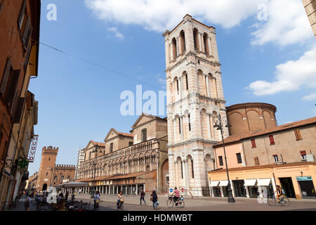 Loggia dei Merciai et le clocher dans la Piazza Trento, Trieste, Ferrara, Italie. Banque D'Images