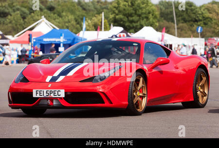 Trois-quarer vue d'une Ferrari 458 Speciale en exposition statique dans la Ferrari owners' Club zone de la Silverstone Classic 2016 Banque D'Images