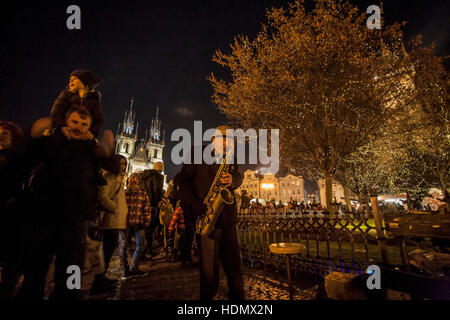 Musicien de rue à la place de la vieille ville de Prague, en République tchèque, le temps de Noël Banque D'Images