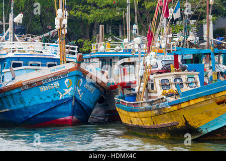 NEGOMBO, SRI LANKA - 30 novembre : des pêcheurs locaux et leurs bateaux dans la lagune près de la poissonnerie de Negombo, près de Colombo, Sri Lanka sur le 30 No Banque D'Images