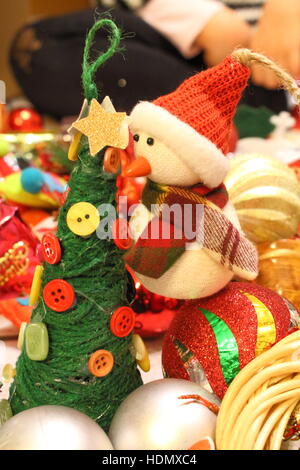 Un bonhomme embrasse l'arbre de Noël Banque D'Images