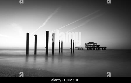 La plage de Brighton West Pier et seascape en noir et blanc Banque D'Images