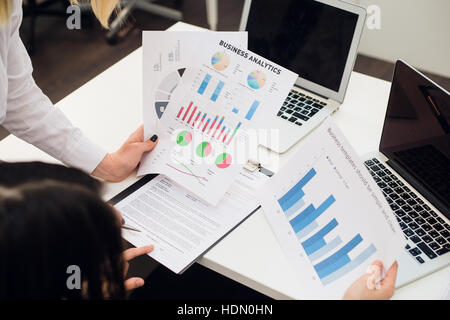 L'équipe d'analyse de graphes de revenu avec les ordinateurs portables modernes. Analyse et stratégie Close up concept. Banque D'Images