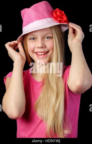 Cheveux blonds Fille en rose chapeau avec fleur rouge et un chemisier sur fond noir Banque D'Images