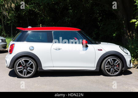 Rouge et blanc Mini (BMW) Cooper dans le parking, Chobham, Surrey, Angleterre, Royaume-Uni Banque D'Images