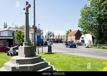 War Memorial et Canon, la High Street, Chobham, Surrey, Angleterre, Royaume-Uni Banque D'Images