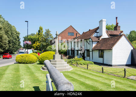 Cannon Cottage, War Memorial et canon, la High Street, Chobham, Surrey, Angleterre, Royaume-Uni Banque D'Images