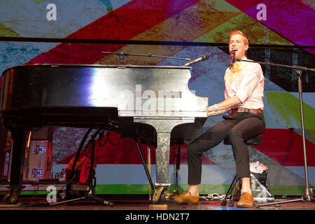 Inglewood, Californie, USA. Dec 11, 2016. ANDREW MCMAHON durant la presque KROQ Acoustic concert de Noël à l'instance à Inglewood, Californie © Daniel DeSlover/ZUMA/Alamy Fil Live News Banque D'Images