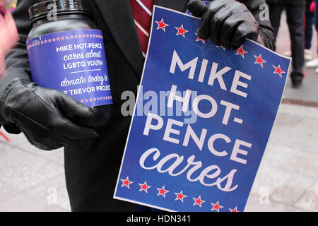 Glen Pannell (51) apparaissant sous le Hot-Pence alias 'Mike' collecter de l'argent pour les organisations dont les travaux pourraient être menacées en vertu de la présidence de Donald Trump, à New York, USA, 11 décembre 2016. Pannell est sur Times Square avec une collection tin le samedi et le dimanche. Photo : Stéphanie Ott/dpa Banque D'Images