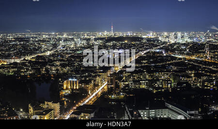 Berlin, Allemagne. Dec 12, 2016. La tour de la télévision et les lumières de la ville photographiée avec un long temps d'exposition dans la nuit à Berlin, Allemagne, 12 décembre 2016. Photo : Paul Zinken/dpa/Alamy Live News Banque D'Images