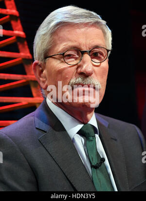 Berlin, Allemagne. Dec 12, 2016. Ancien homme politique et auteur Thilo Sarrazin au RTL discussion programme Der Heisse Stuhl (lit. La sellette) à Berlin, Allemagne, 12 décembre 2016. Photo : Jens Kalaene Zentralbild-/dpa/ZB/dpa/Alamy Live News Banque D'Images