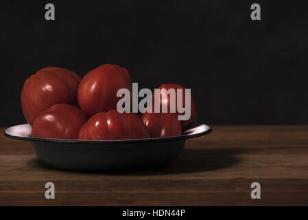 2 juillet 2016 - Odessa, Ukraine - les tomates dans un bol sur fond noir (Image Crédit : © Andrey Nekrasov/ZUMA/ZUMAPRESS.com) fil Banque D'Images