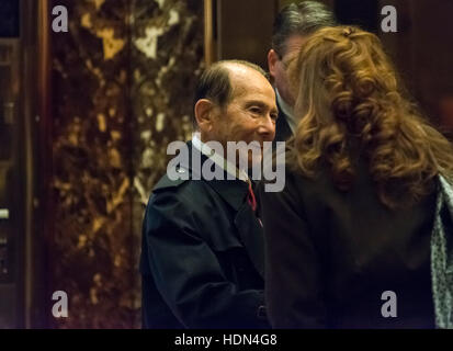 New York, USA. Dec 12, 2016. Ancien PDG d'AIG Maurice Greenberg est vu en attente d'un ascenseur dans le hall de Trump Tower où nous s'entretient avec le conseiller financier de Trump Anthony Scaramucci (pas vu) à New York, NY, USA le 12 décembre 2016. Credit : Albin Lohr-Jones/Piscine via CNP - AUCUN FIL SERVICE - Photo : Albin Lohr-Jones/consolidé/dpa/Alamy Live News Banque D'Images