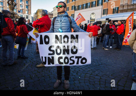 Rome, Italie. 13 Décembre, 2016. Les employés de TIM, une marque italienne détenue par Telecom Italia Mobile qui fournit, la téléphonie fixe et des services Internet, organiser une grève nationale pour protester contre les réductions de salaire et pour le renouvellement du contrat à Rome, Italie. Credit : Giuseppe Ciccia/Alamy Live News Banque D'Images