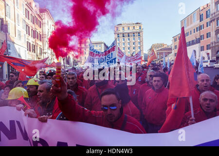 Rome, Italie. 13 Décembre, 2016. Les employés de TIM, une marque italienne détenue par Telecom Italia Mobile qui fournit, la téléphonie fixe et des services Internet, organiser une grève nationale pour protester contre les réductions de salaire et pour le renouvellement du contrat à Rome, Italie. Credit : Giuseppe Ciccia/Alamy Live News Banque D'Images