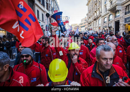 Rome, Italie. 13 Décembre, 2016. Les employés de TIM, une marque italienne détenue par Telecom Italia Mobile qui fournit, la téléphonie fixe et des services Internet, organiser une grève nationale pour protester contre les réductions de salaire et pour le renouvellement du contrat à Rome, Italie. Credit : Giuseppe Ciccia/Alamy Live News Banque D'Images