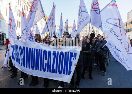 Rome, Italie. 13 Décembre, 2016. Les employés de TIM, une marque italienne détenue par Telecom Italia Mobile qui fournit, la téléphonie fixe et des services Internet, organiser une grève nationale pour protester contre les réductions de salaire et pour le renouvellement du contrat à Rome, Italie. Credit : Giuseppe Ciccia/Alamy Live News Banque D'Images